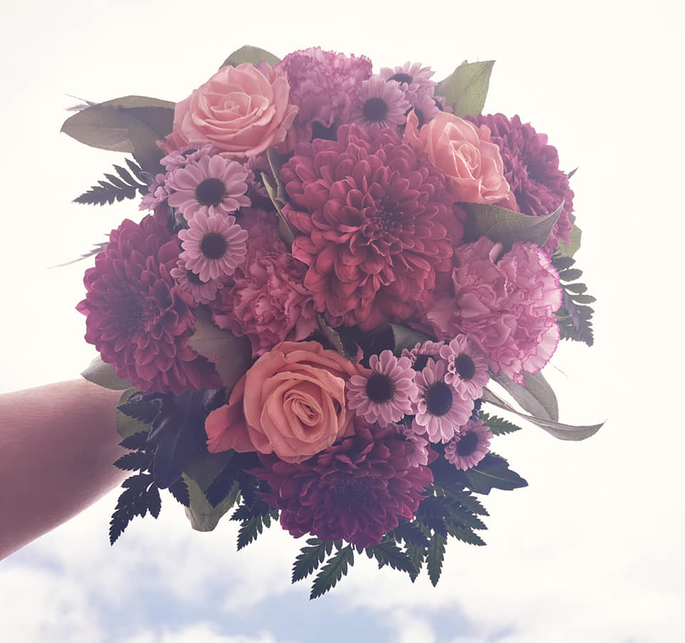 Stórt og fylt blómutyssi við blómum