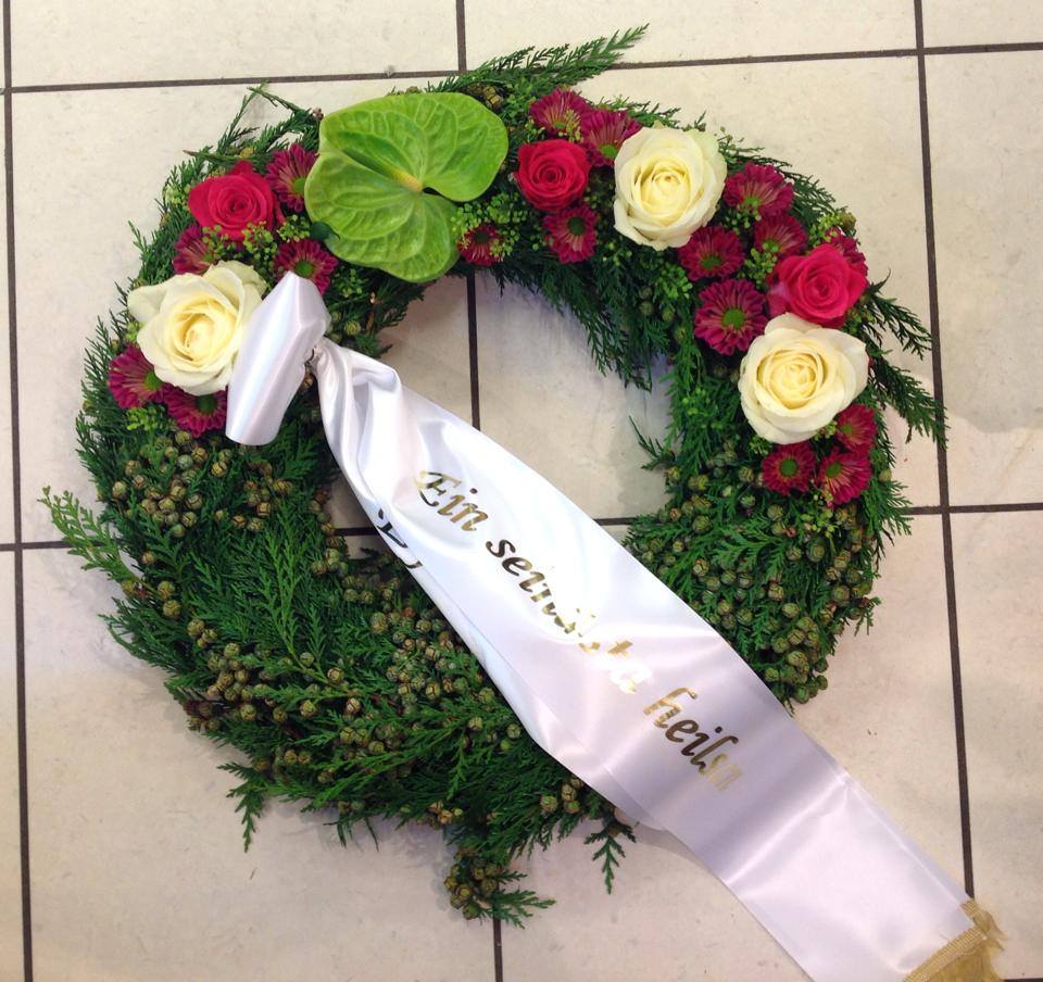 Liggji kransur við band